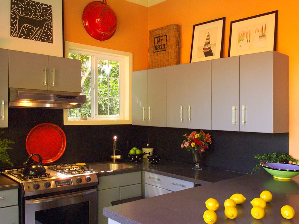 Persimmon colored walls combined with black and white revitalize the dull kitchen