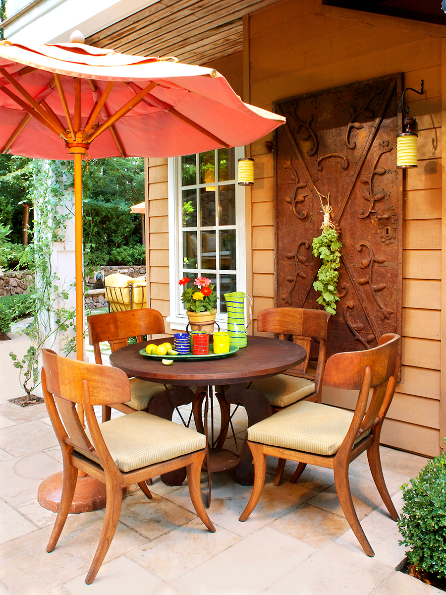 Luscious tones of gold, rust and pink combine to create the perfect outdoor setting