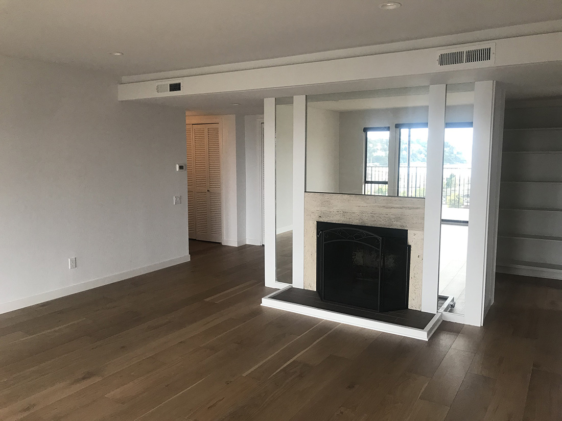 12theuglyducklingstackymirroredfireplaceinthelivingroomwithsoffitandventsabove