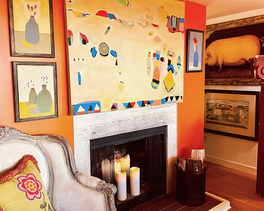 The colors in the four works of art harmonize beautifully and warm up the entire room.