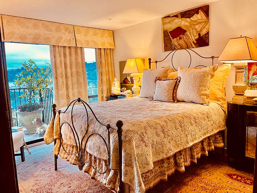 Image of Linda Applewhite's yellow bedroom